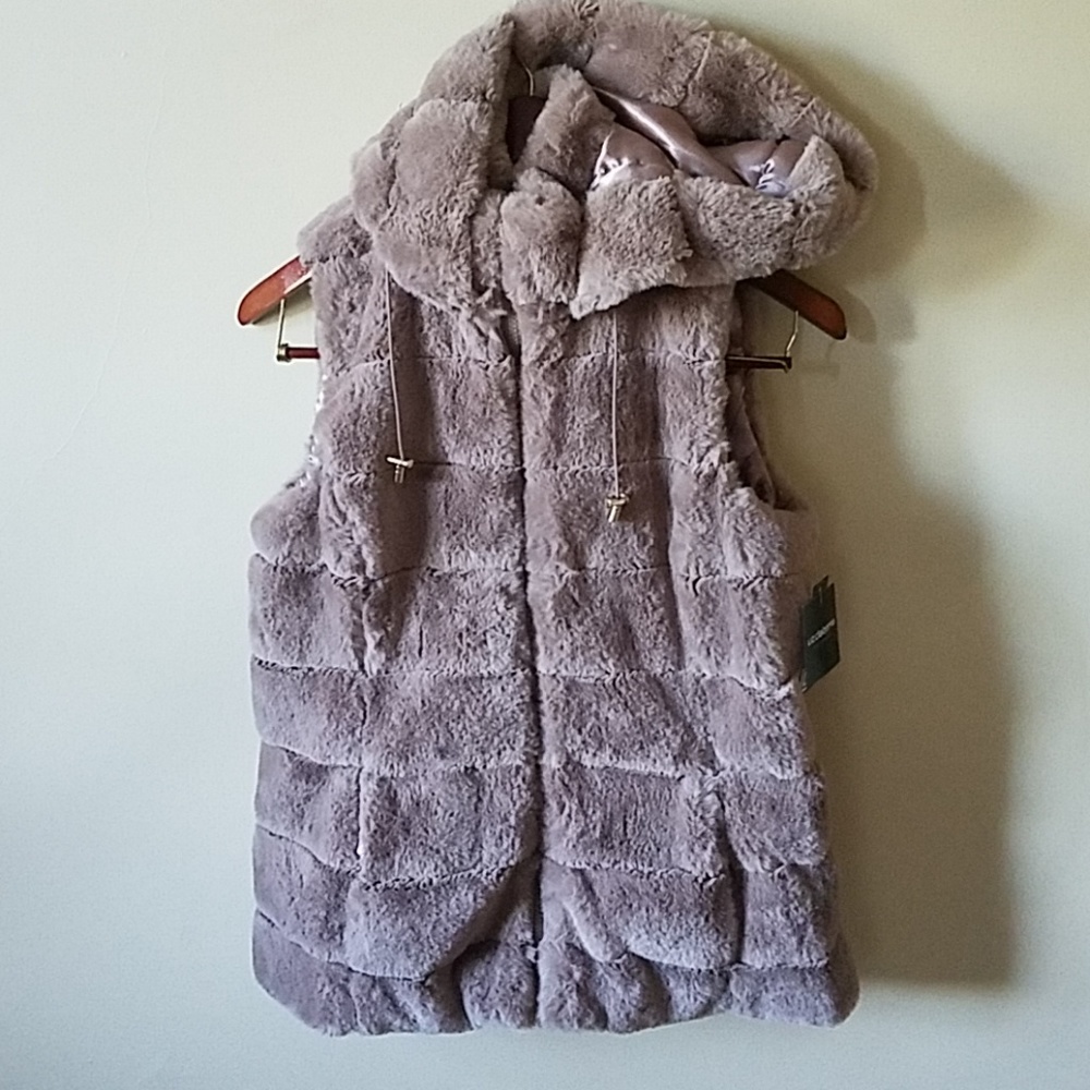 New Liz Claiborne Plush Taupe Brown Soft  Faux Fur Cozy Hooded Vest - Picture 2 of 8